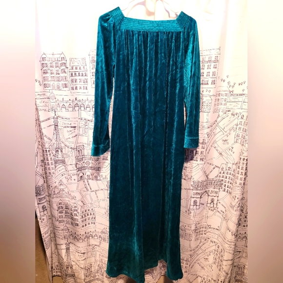 Saks Fifth Avenue Other - Vintage Emerald Green Velvet SFAntastic Sacks Fifth Avenue Nightgown Housecoat